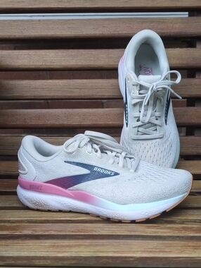 Brooks Ghost  Running Shoes with Navy and Pastel Accents SIze 7.5